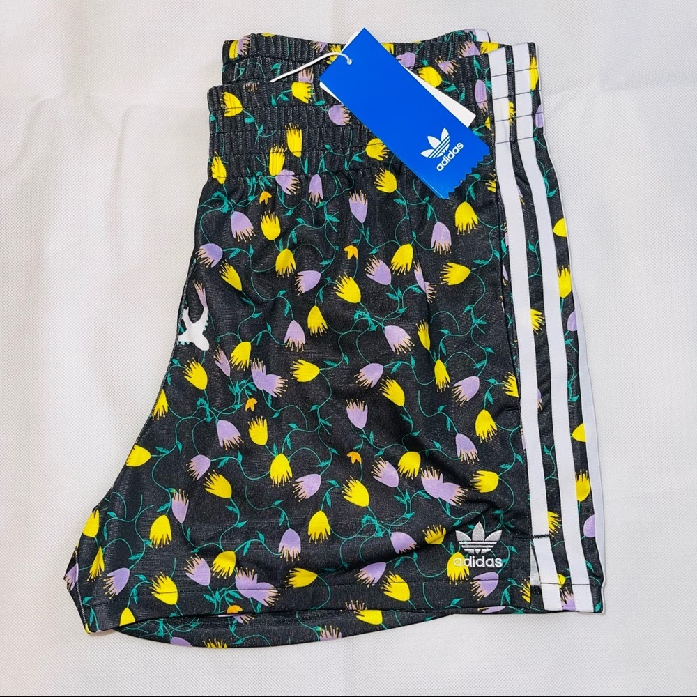 Adidas | Womens Adidas Set Cropped T-shirt/ shorts - Picture 3 of 13